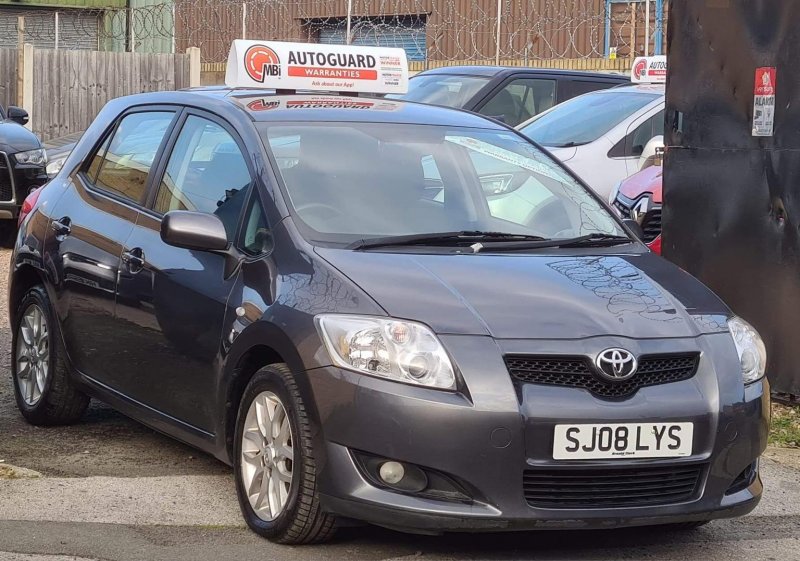 TOYOTA AURIS