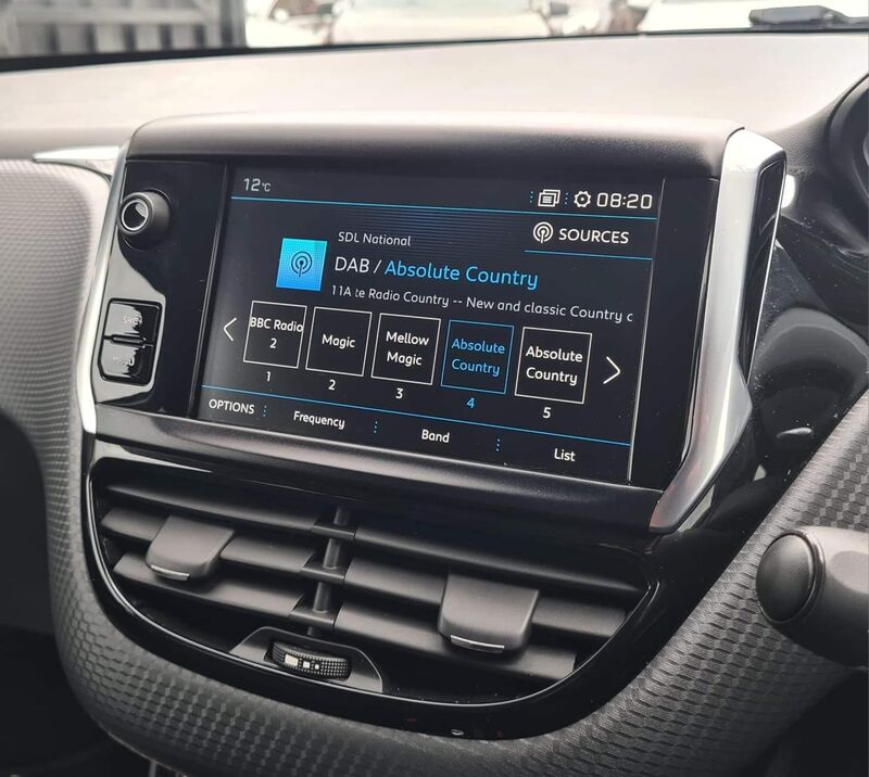 PEUGEOT 208