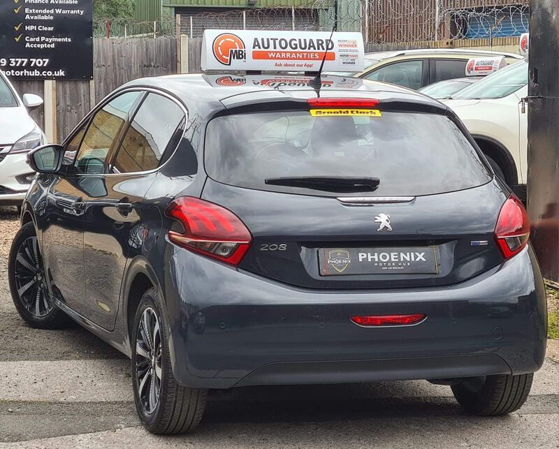 PEUGEOT 208