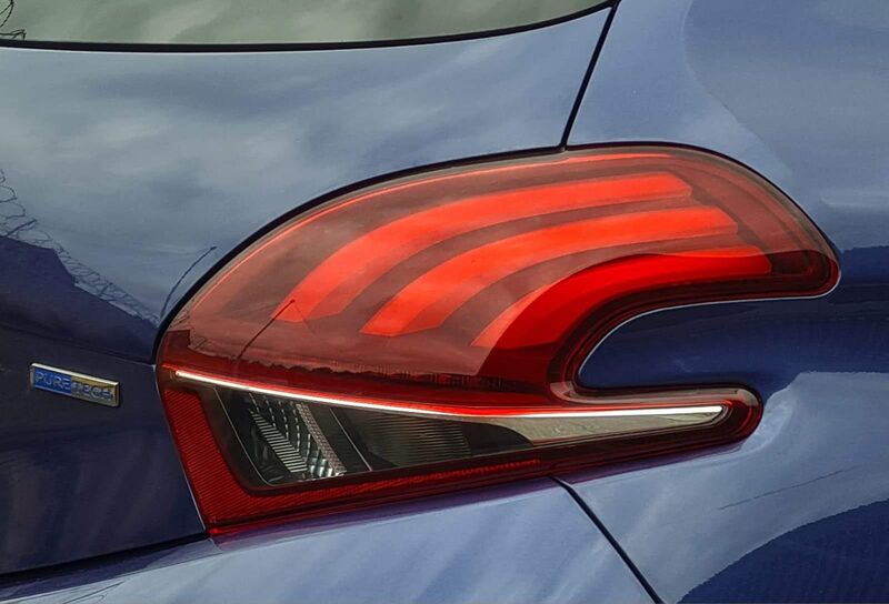 PEUGEOT 208