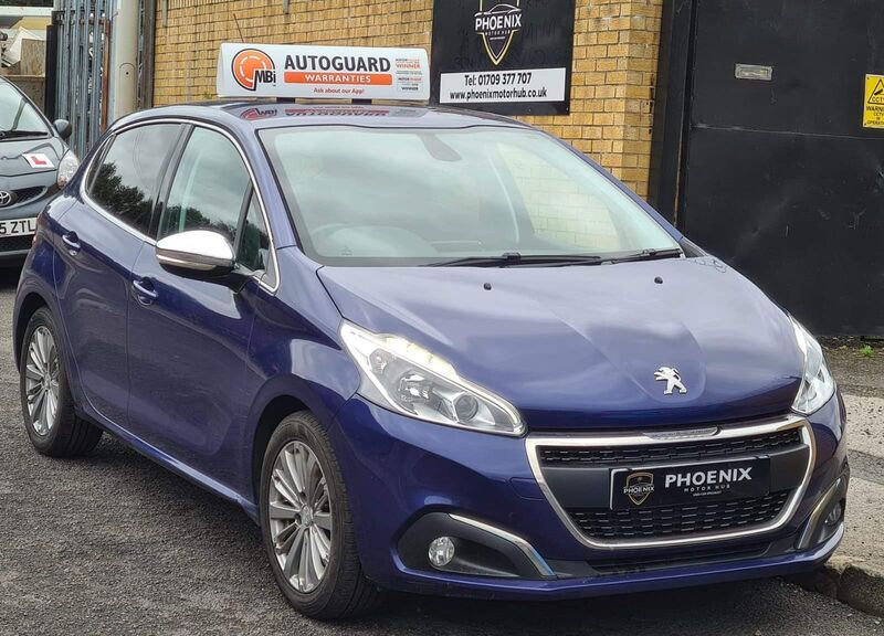 PEUGEOT 208