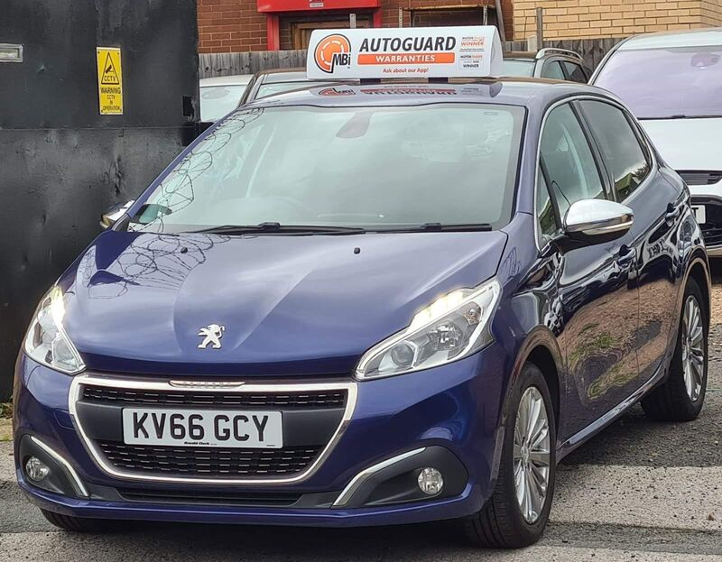 PEUGEOT 208