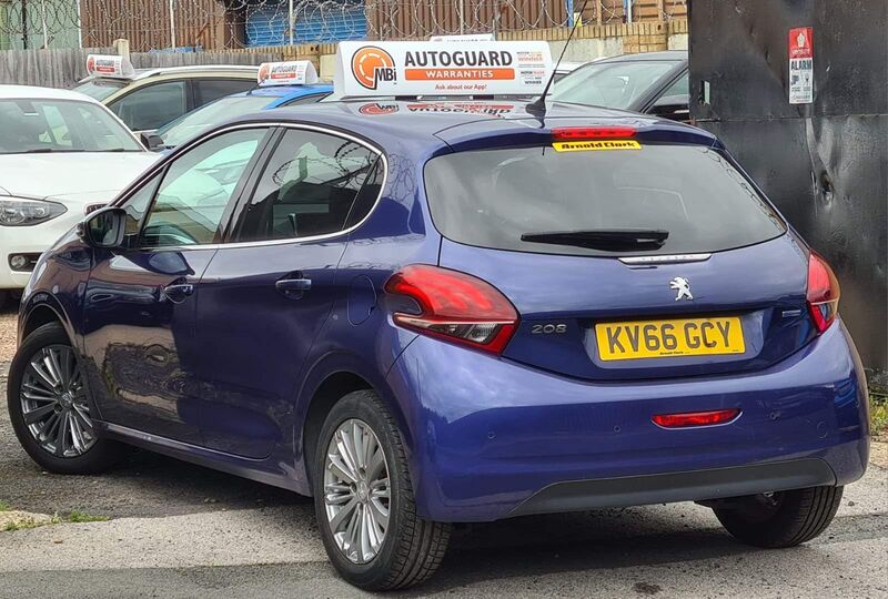 PEUGEOT 208