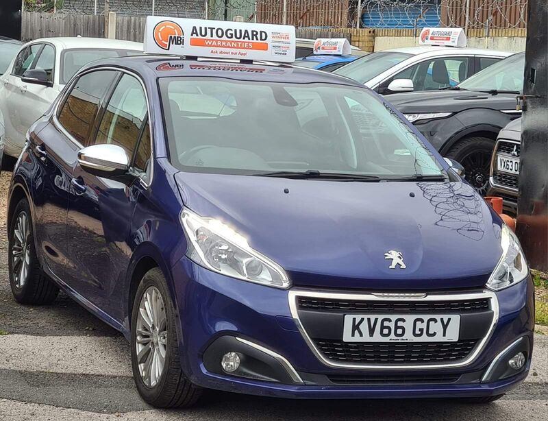 PEUGEOT 208