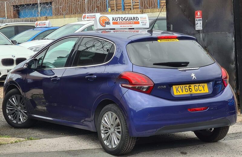 PEUGEOT 208